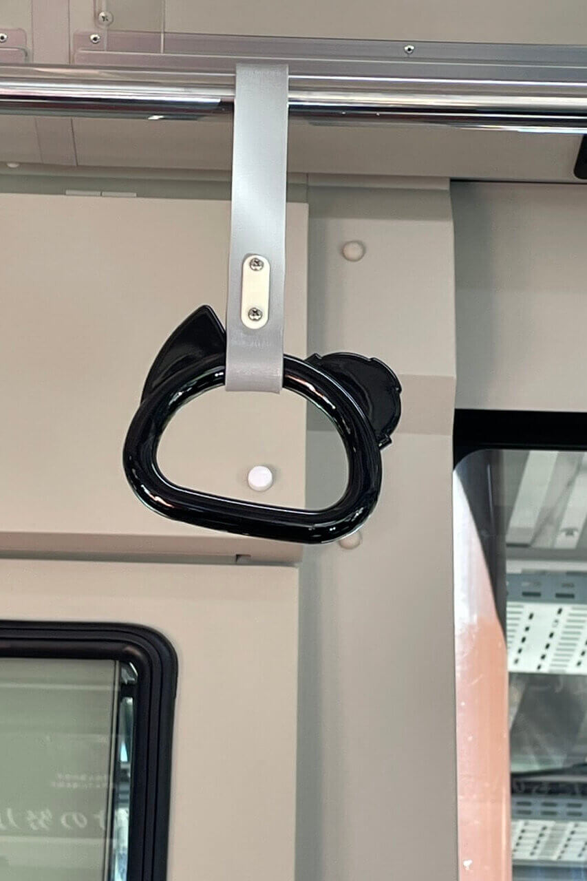 電気バス内の黒ニャン型の吊り革