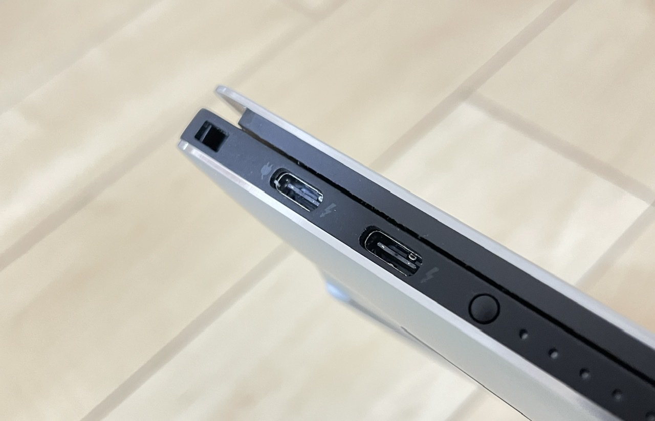  Thunderbolt ケーブルの分解で電子機器とファームウェアが明らかに