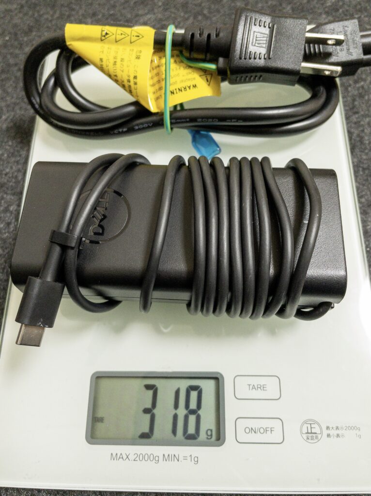 DELLの純正充電器の重さを測定している画像