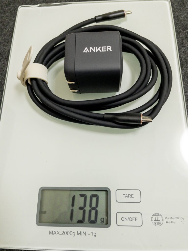 Anker313Charger  (Ace, 45W)の重さを測定している画像